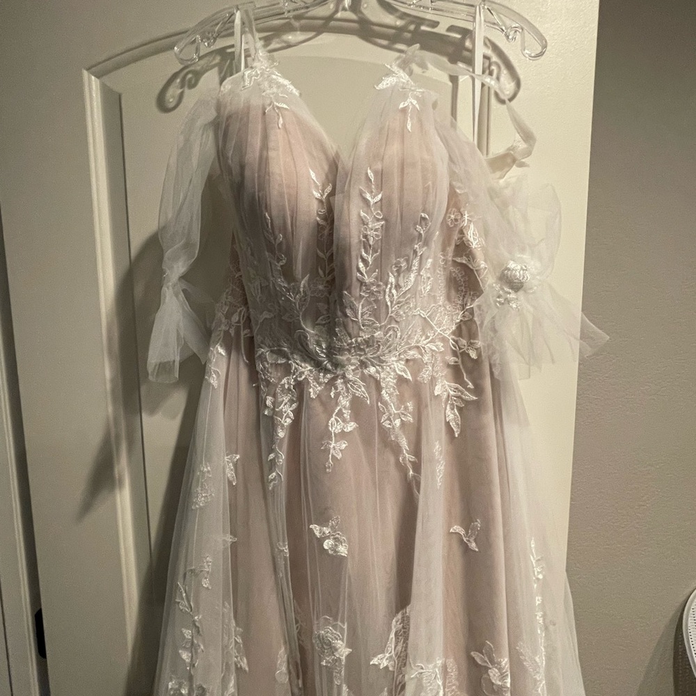 Calissa wedding dress by Madi Lane (not worn!)